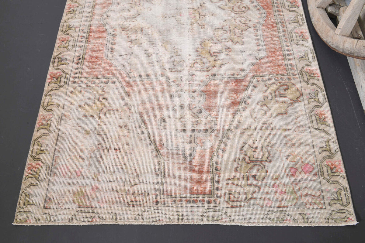El yapımı vintage halı 135x211 cm oryantal desenli yün - mekan görünümü