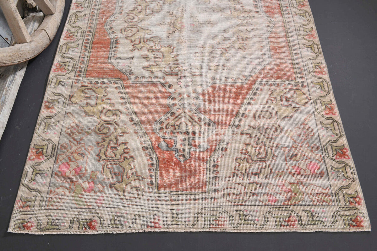 El yapımı vintage halı 135x211 cm oryantal desenli yün - açık alan görünümü
