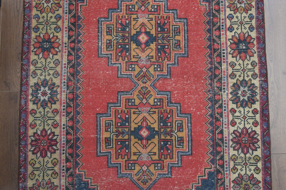 Vintage halı 111x201 cm – kırmızı ve pembe oryantal desenli, el dokuma