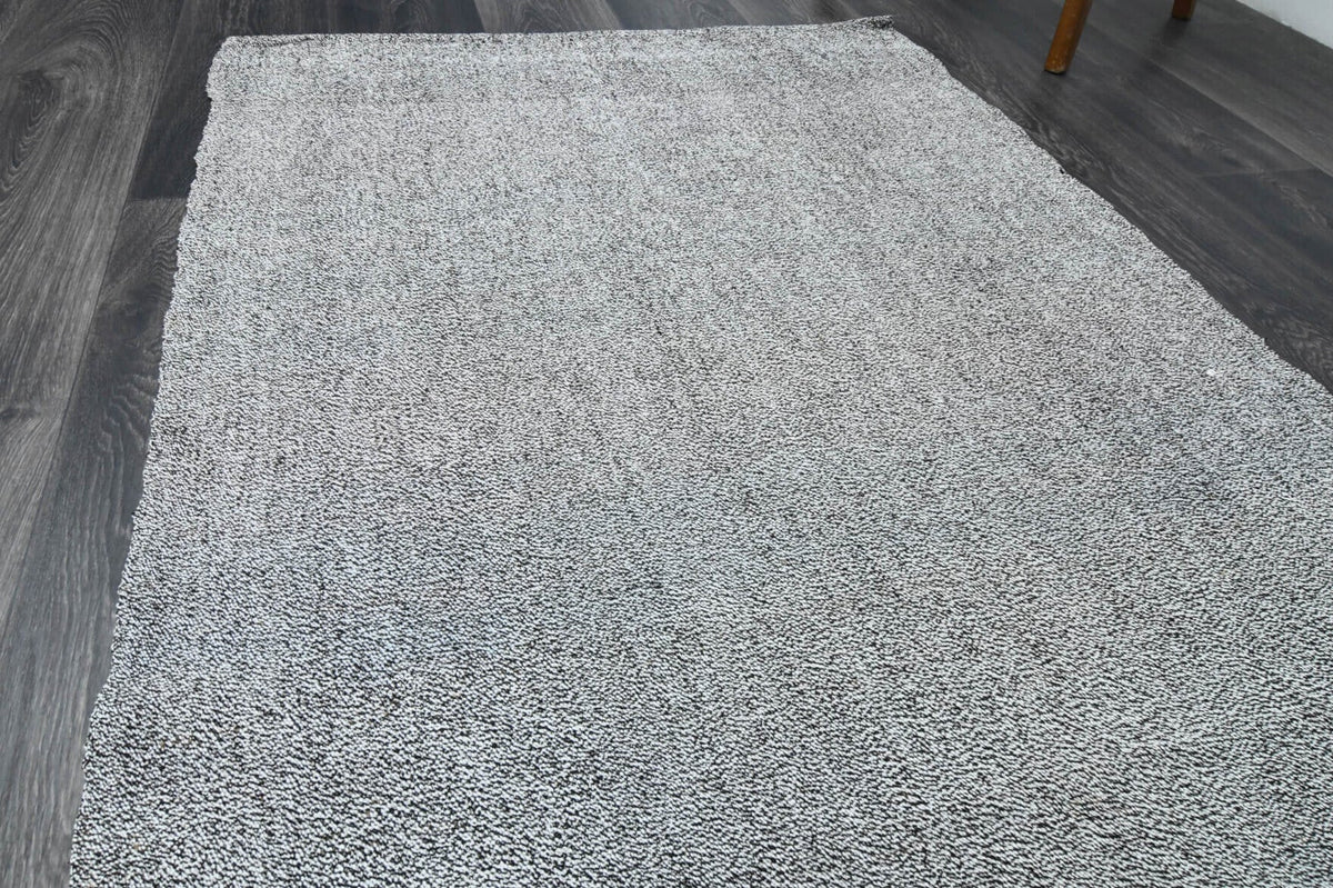 Beyaz ve gri renkli vintage kilim yolluk, %100 yün dokuma