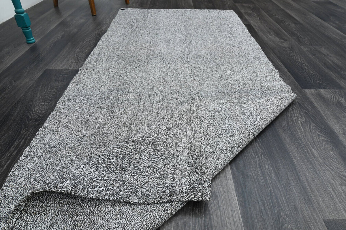 Pera Halı tek parça koleksiyonu: oryantal desenli vintage kilim yolluk, beyaz ve gri