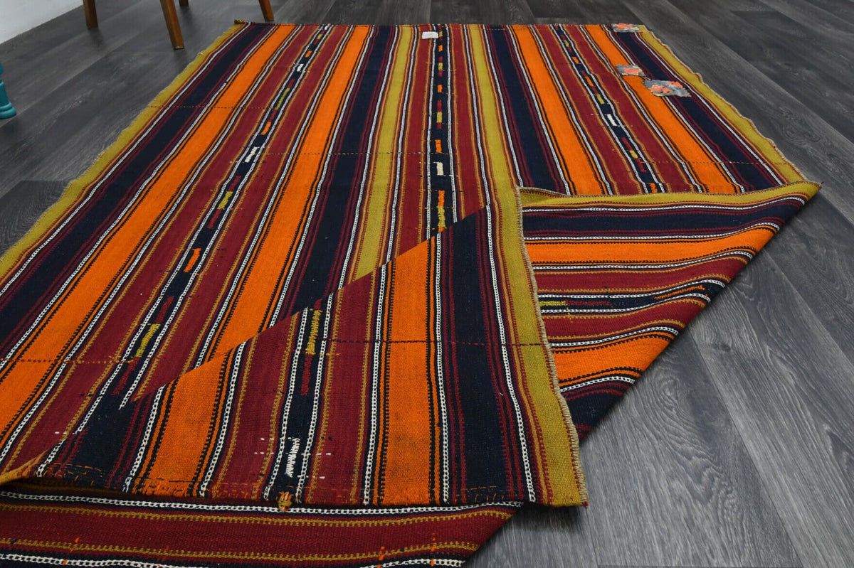 El yapımı vintage halı 150x249 cm oryantal desenli yün - ışık altında renk detayı