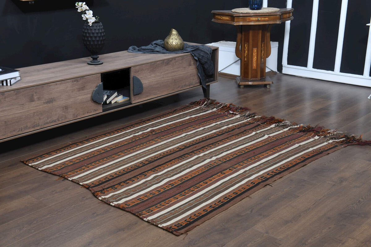 Yatak odası için oryantal desenli el dokuma vintage kare kilim – 155x177 cm