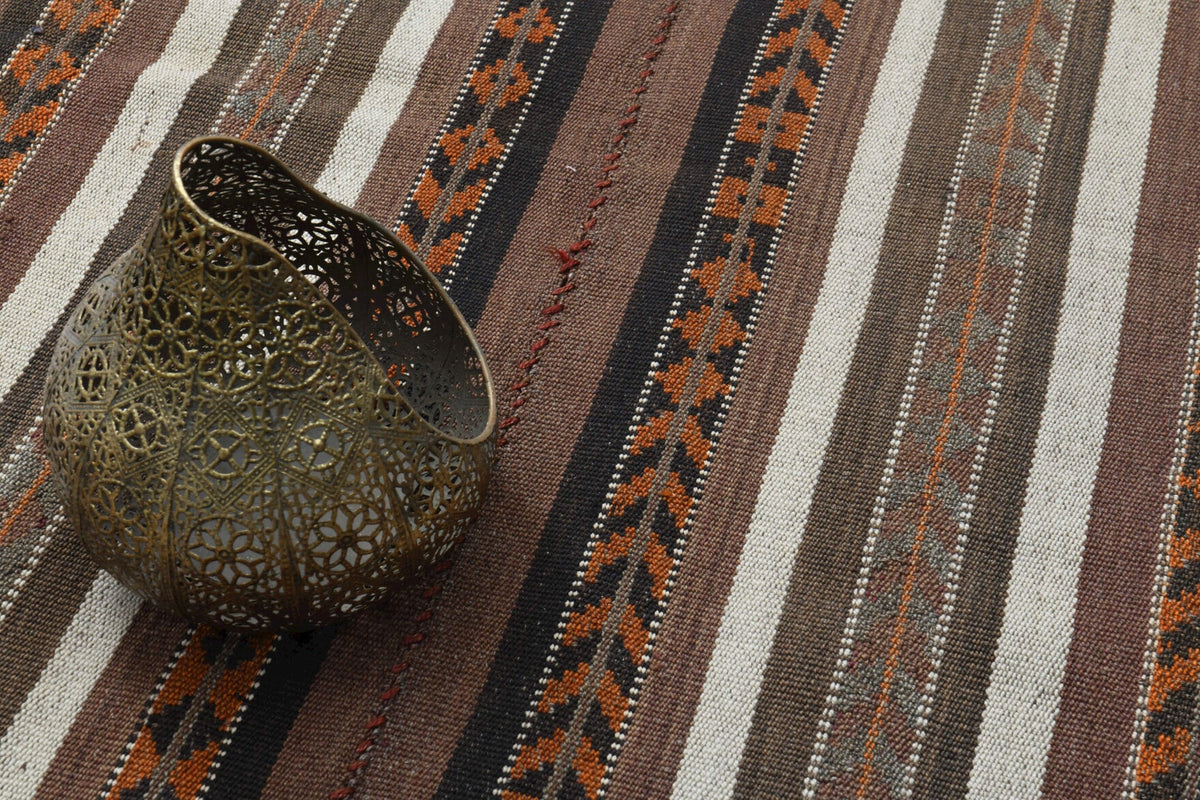 Pera Halı tek parça koleksiyonu: oryantal desenli el dokuma vintage kare kilim, kahverengi ve kırmızı