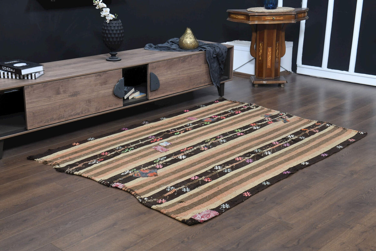 Yatak odası için oryantal desenli el dokuma vintage kilim – 145x205 cm