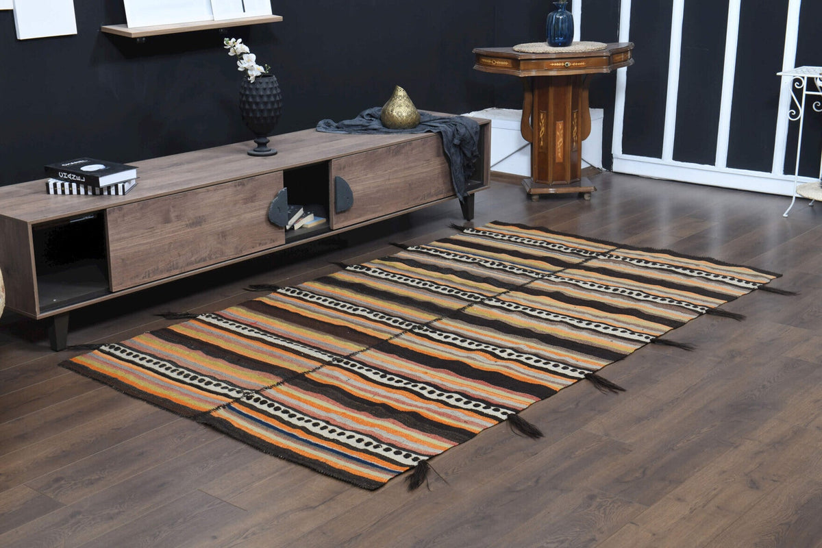 Yatak odası için oryantal desenli el dokuma vintage kilim – 142x245 cm