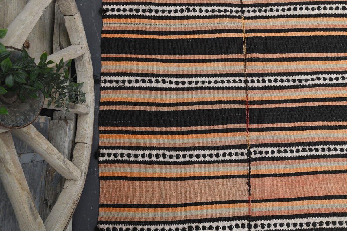 Vintage kilim 140x210 cm – turuncu ve kahverengi oryantal desenli, el dokuma
