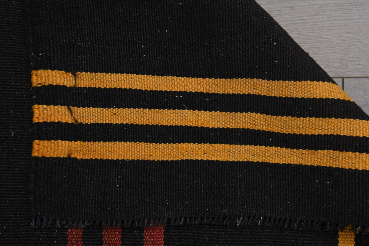 Siyah ve turuncu renkli el dokuma vintage kilim, %100 yün dokuma