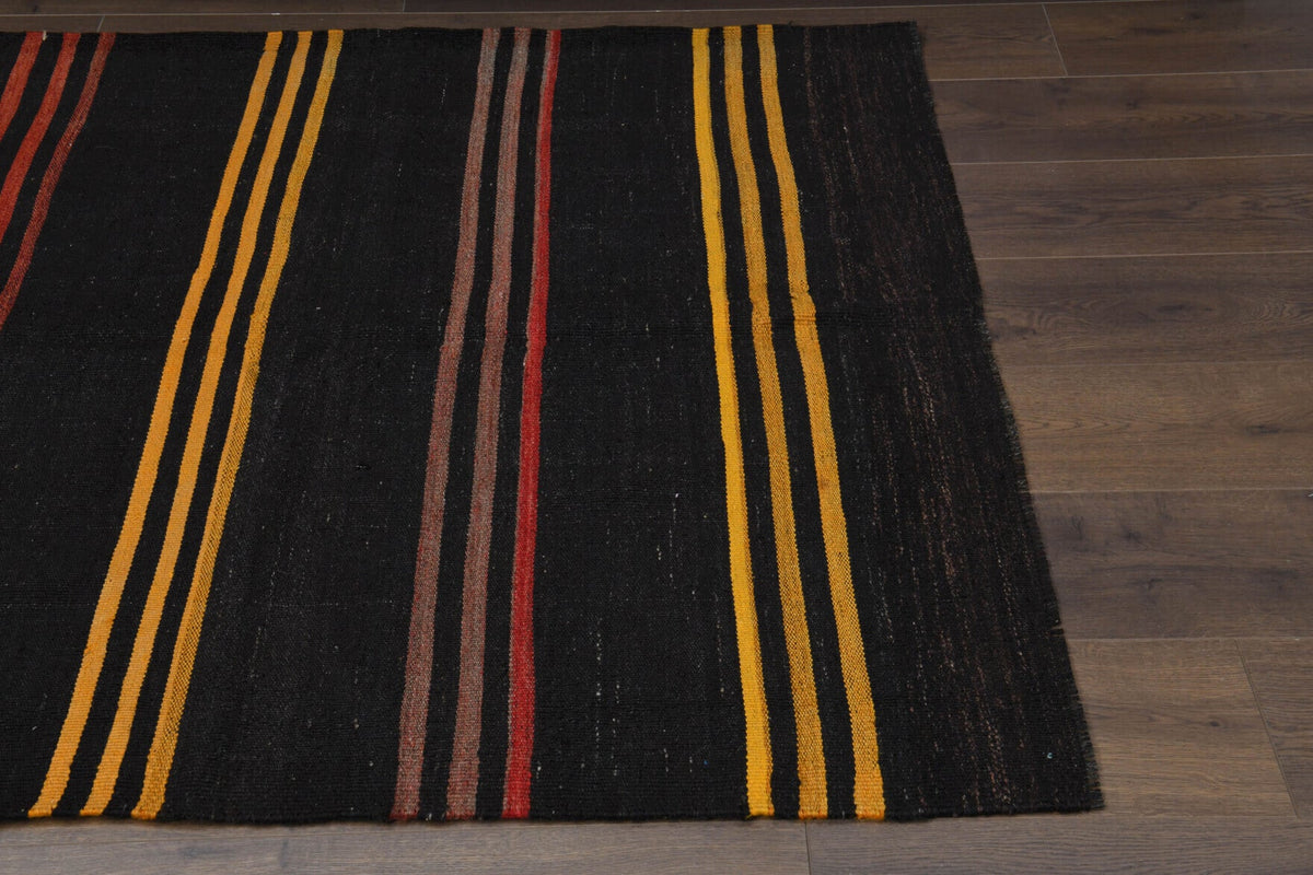 Vintage kilim 128x146 cm – siyah ve turuncu oryantal desenli, el dokuma