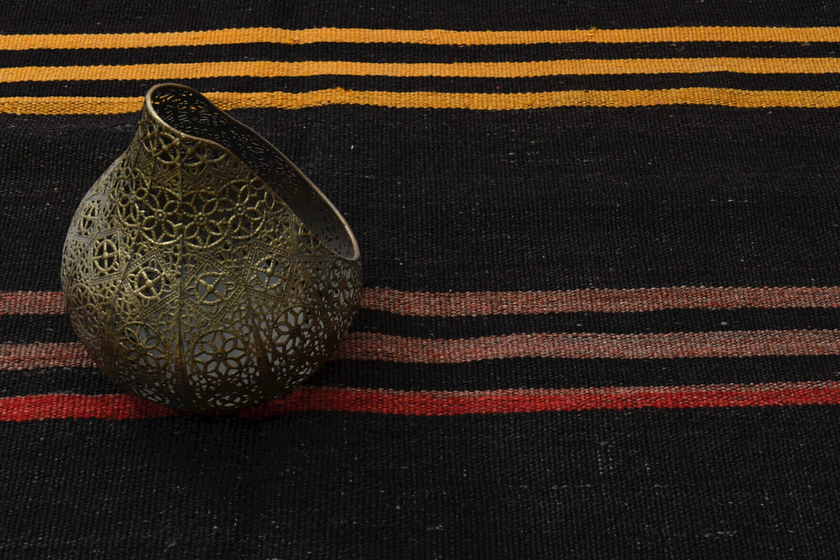 Pera Halı tek parça koleksiyonu: oryantal desenli el dokuma vintage kilim, siyah ve turuncu