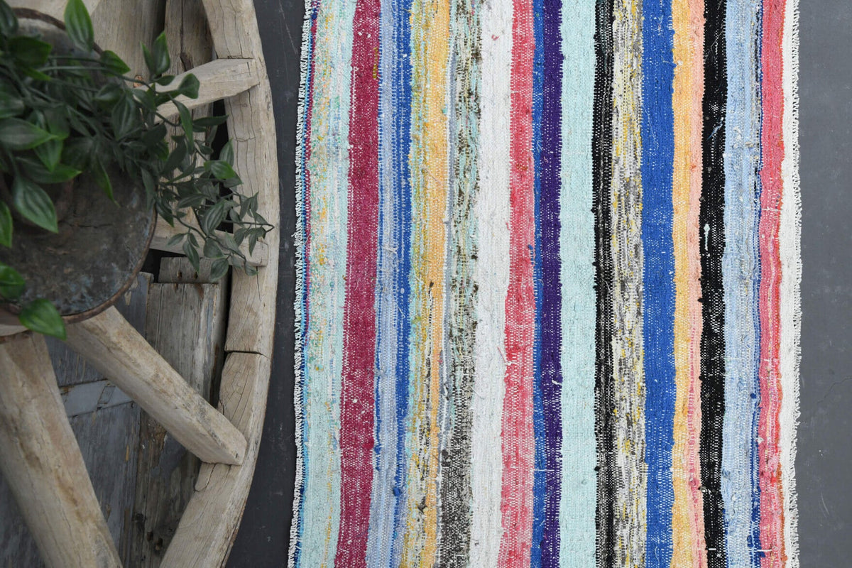 Vintage kilim 86x175 cm – mavi, pembe ve beyaz oryantal desenli, el dokuma