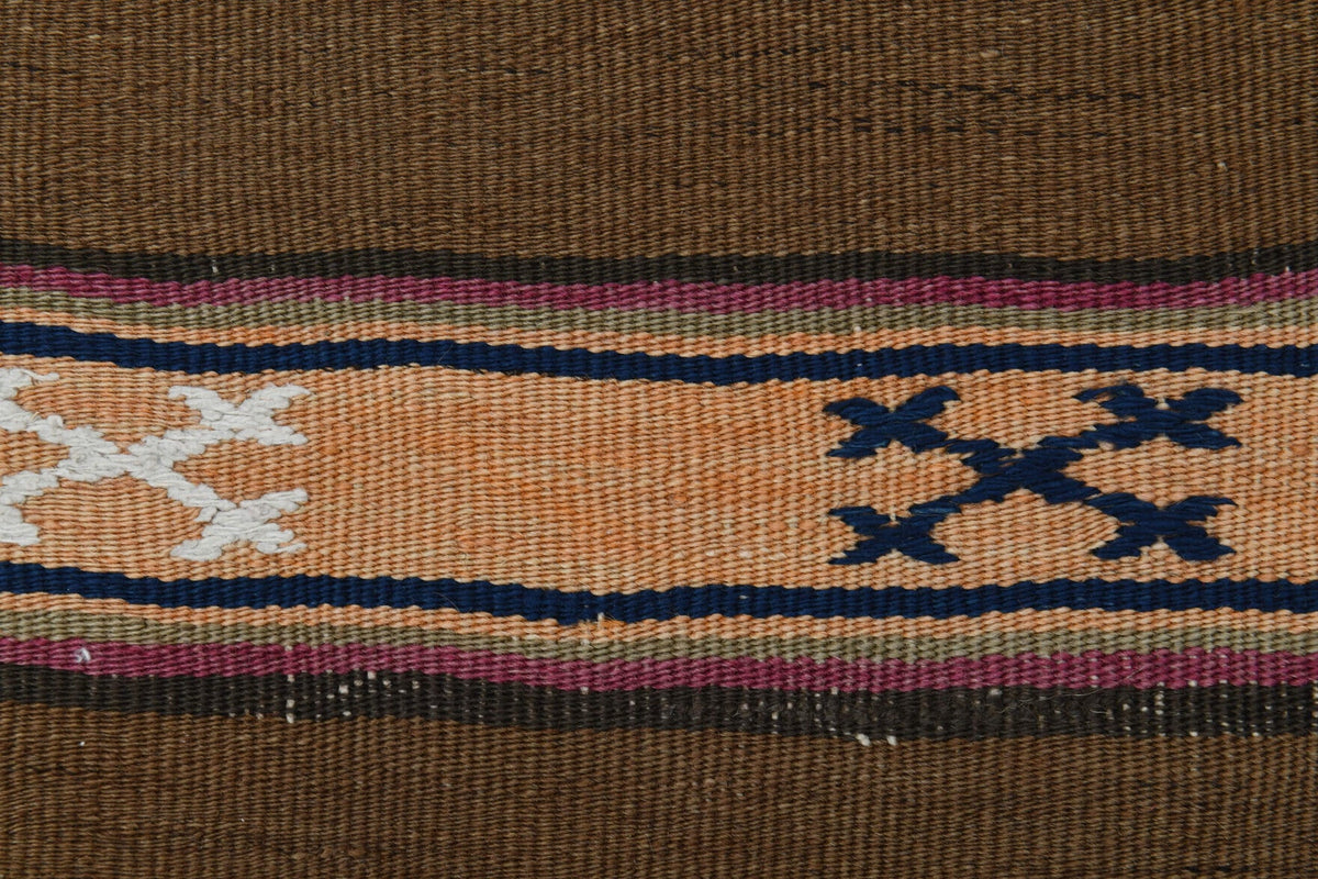 Yatak odası için çizgili el dokuma vintage kilim – 167x229 cm