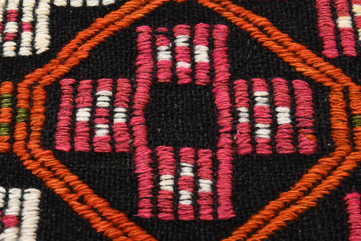 Ikat desenli el dokuma vintage kilim – kırmızı, kahverengi ve turuncu tonlarda yün dokuma