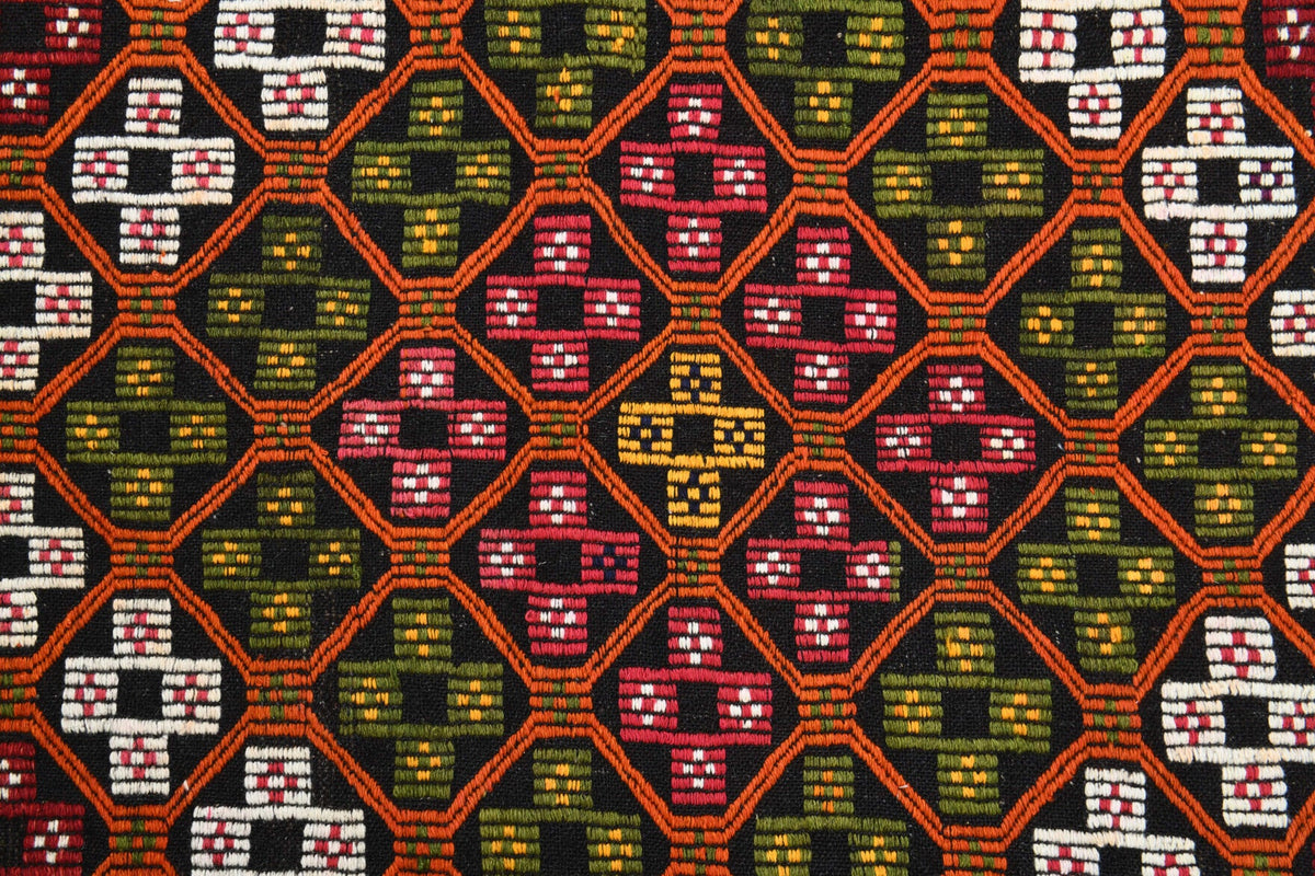 Anadolu kökenli el dokuma kilim – 1960'lar üretimi, ikat desenli