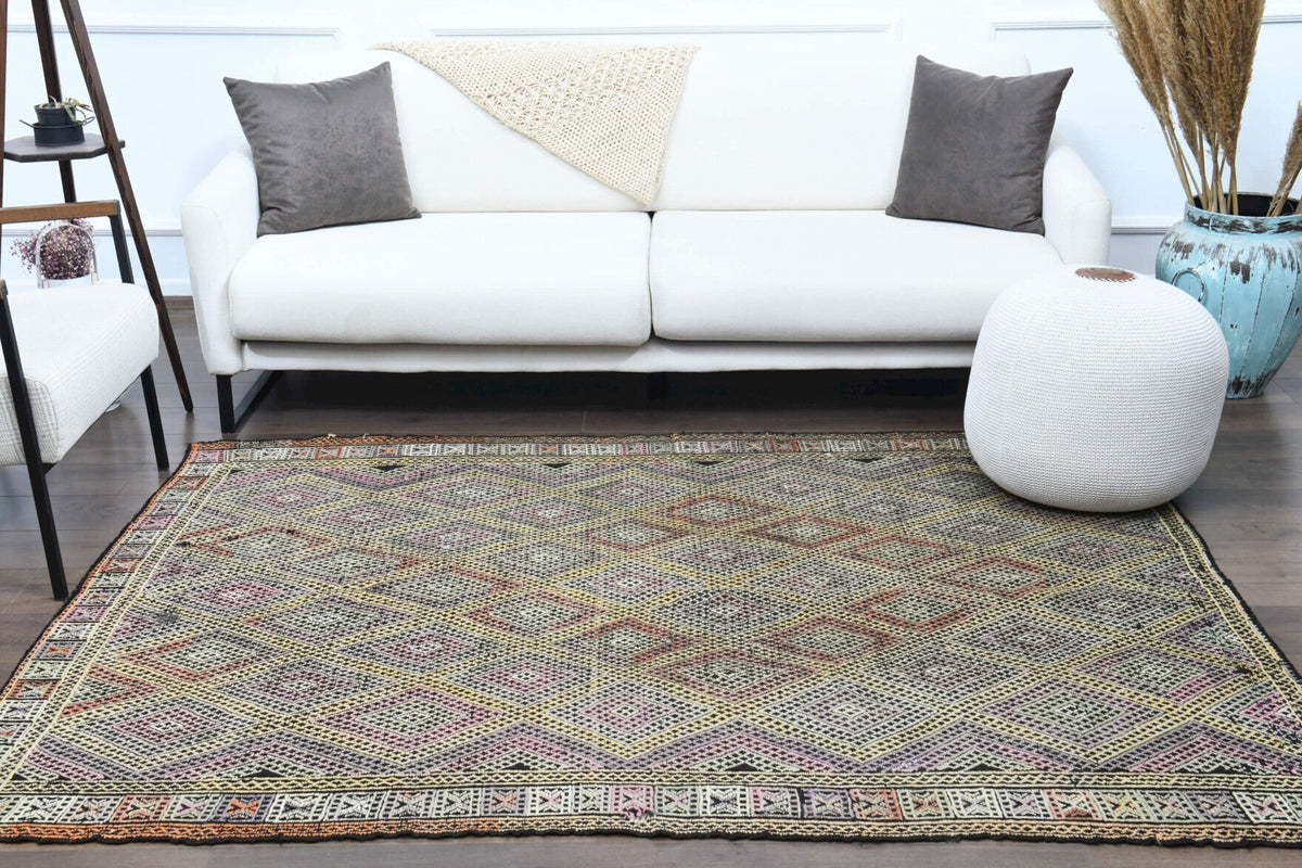 Yatak odası için ikat desenli el dokuma vintage kilim – 169x213 cm