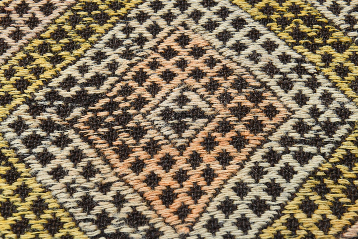El yapımı vintage halı 157x203 cm geometrik desenli yün - yakın çekim doku detayı