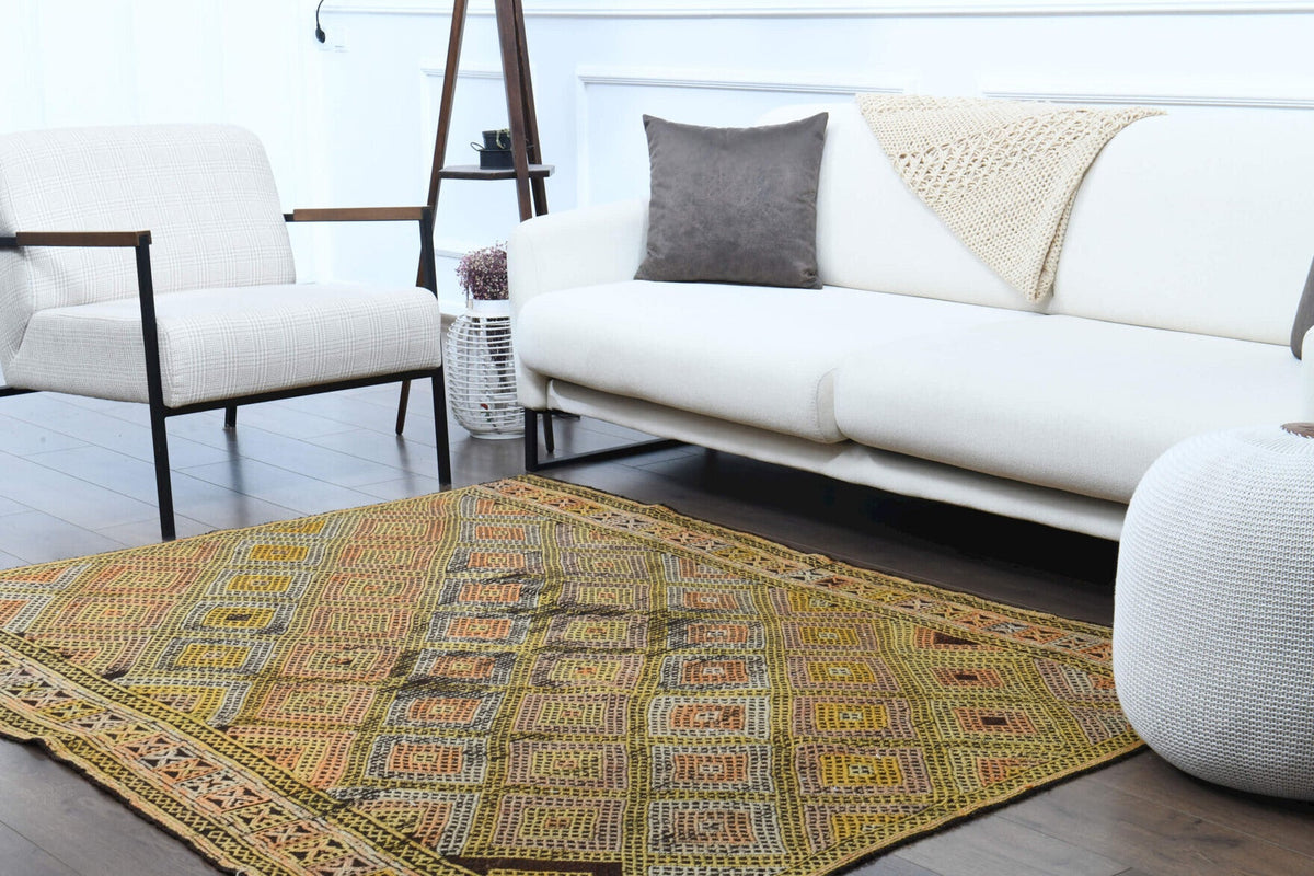 El yapımı vintage halı 157x203 cm geometrik desenli yün - mekan görünümü