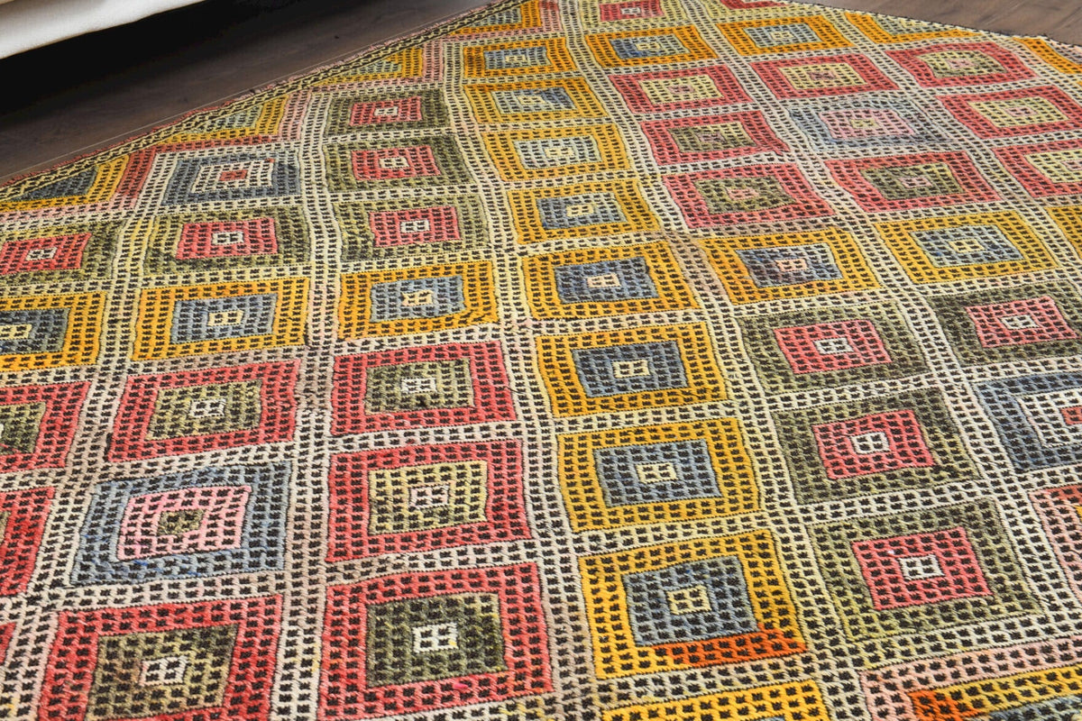 Vintage kilim 158x201 cm – turuncu ve sarı ikat desenli, el dokuma