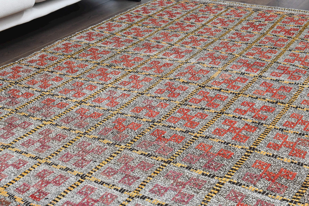 Anadolu kökenli el dokuma kilim – 1960'lar üretimi, ikat desenli