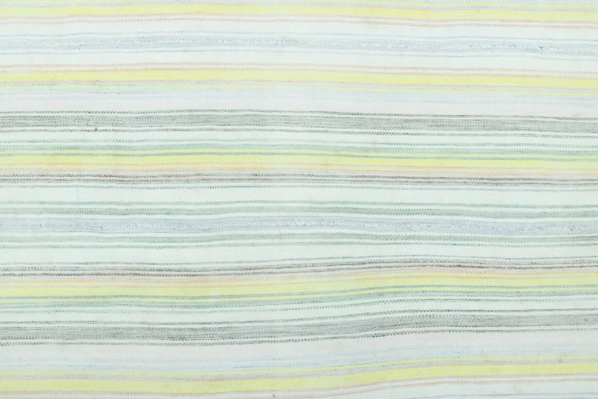 Yatak odası için çizgili el dokuma vintage kilim – 147x217 cm
