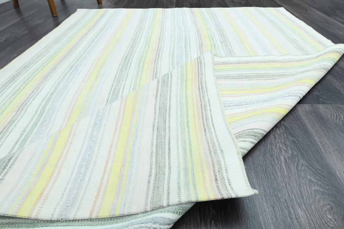 Pera Halı tek parça koleksiyonu: çizgili el dokuma vintage kilim, bej ve yeşil