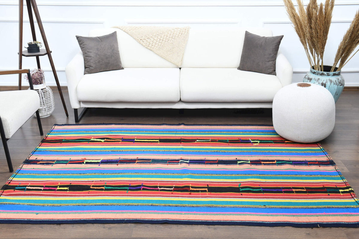 Yatak odası için çizgili el dokuma vintage kilim – 155x233 cm