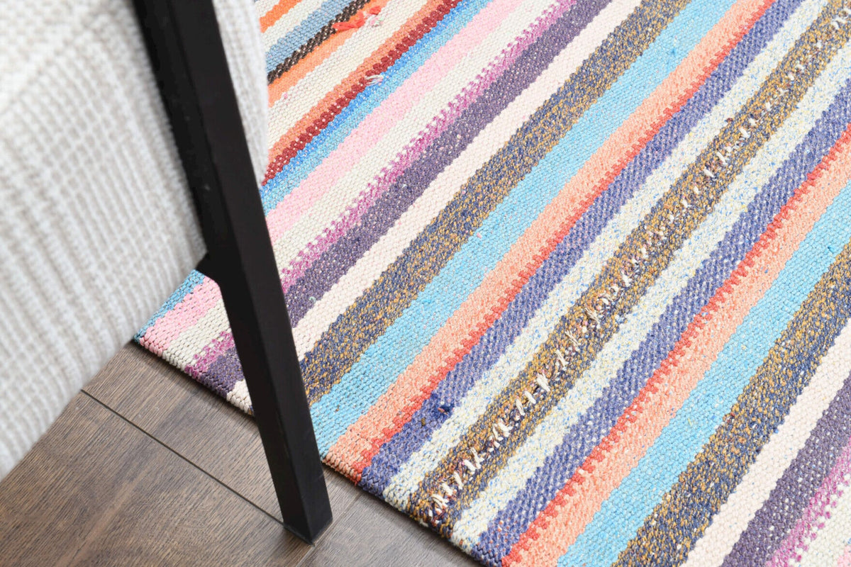 Yatak odası için çizgili el dokuma vintage kilim – 144x225 cm