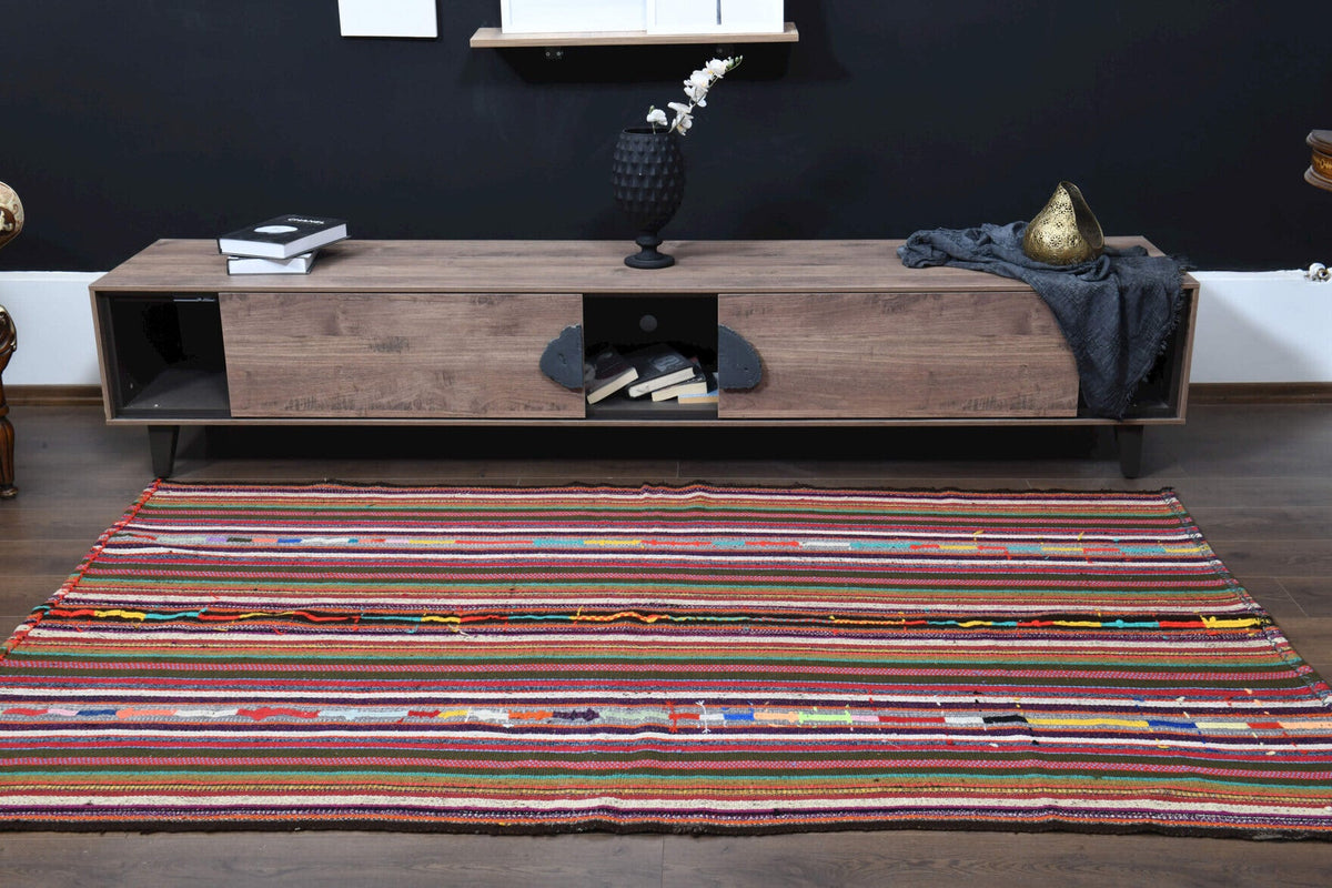 Yatak odası için çizgili el dokuma vintage kilim – 148x240 cm