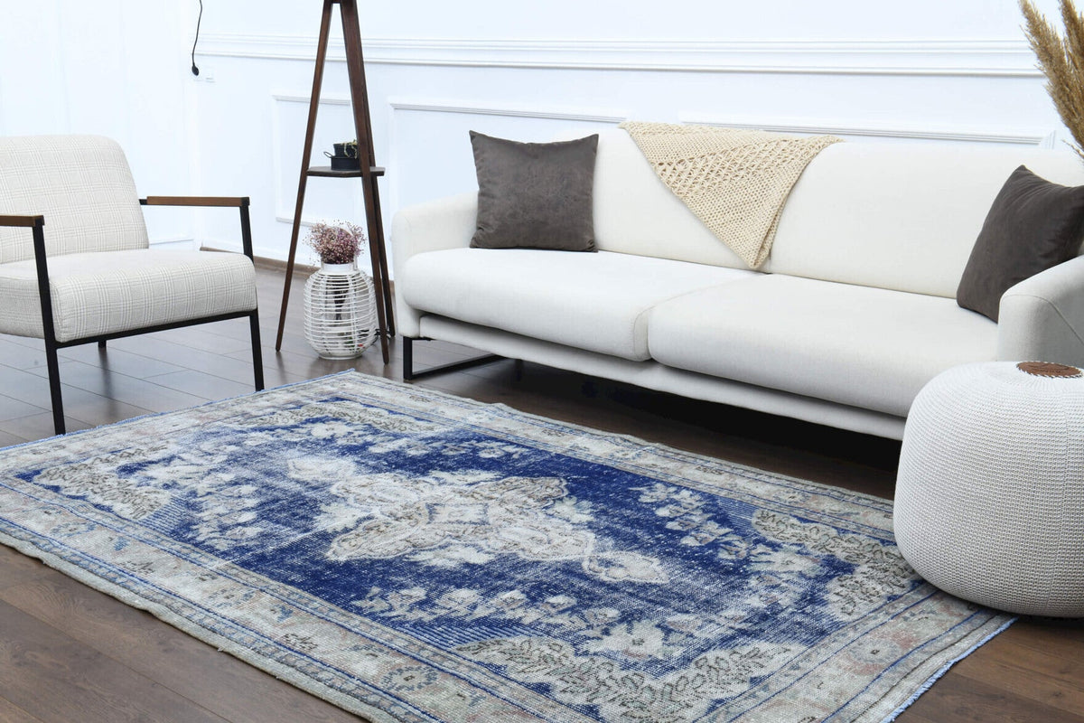 El yapımı vintage halı 157x241 cm oryantal desenli yün - ışık altında renk detayı