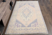 1970'lerden Anadolu kökenli oryantal desenli el dokuma vintage halı, 125x202 cm