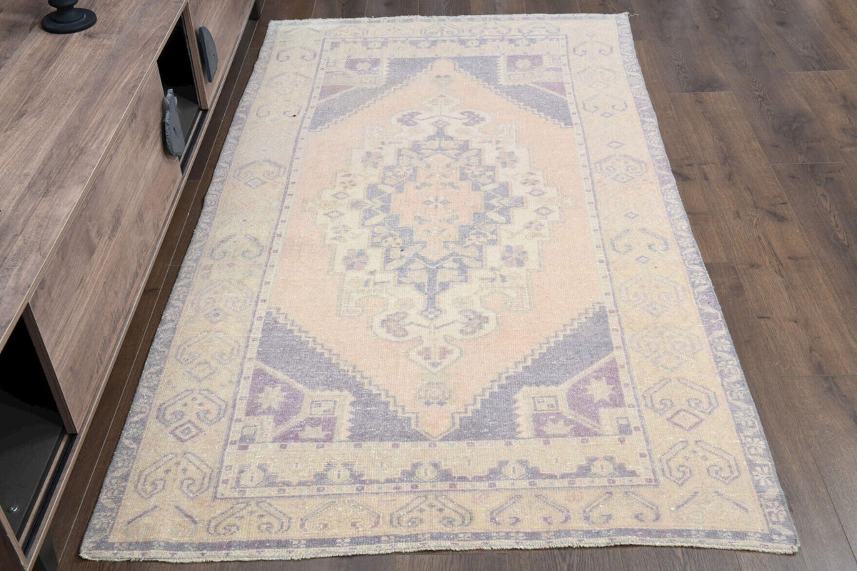1970'lerden Anadolu kökenli oryantal desenli el dokuma vintage halı, 125x202 cm