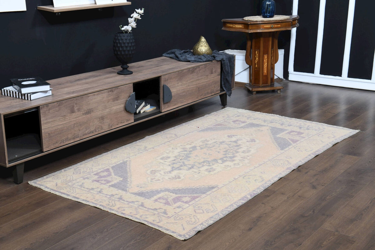 El yapımı vintage halı 124x201 cm oryantal desenli yün - yakın çekim doku detayı