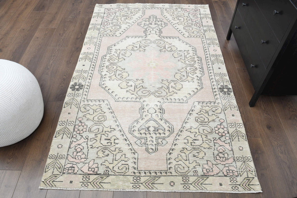 1970'lerden Anadolu kökenli oryantal desenli el dokuma vintage halı, 130x211 cm