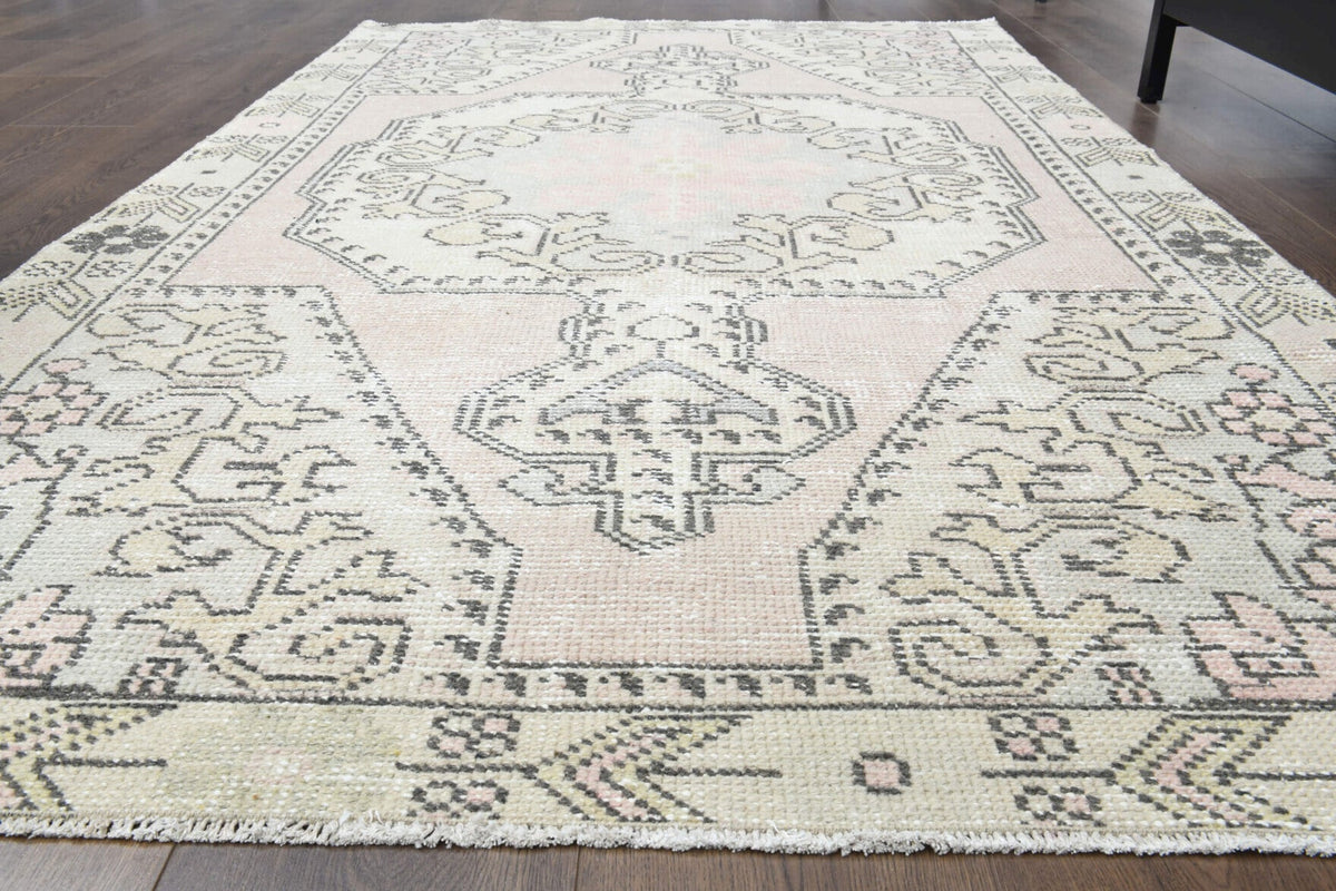 Oryantal desenli el dokuma vintage halı – beyaz tonlarda yün dokuma