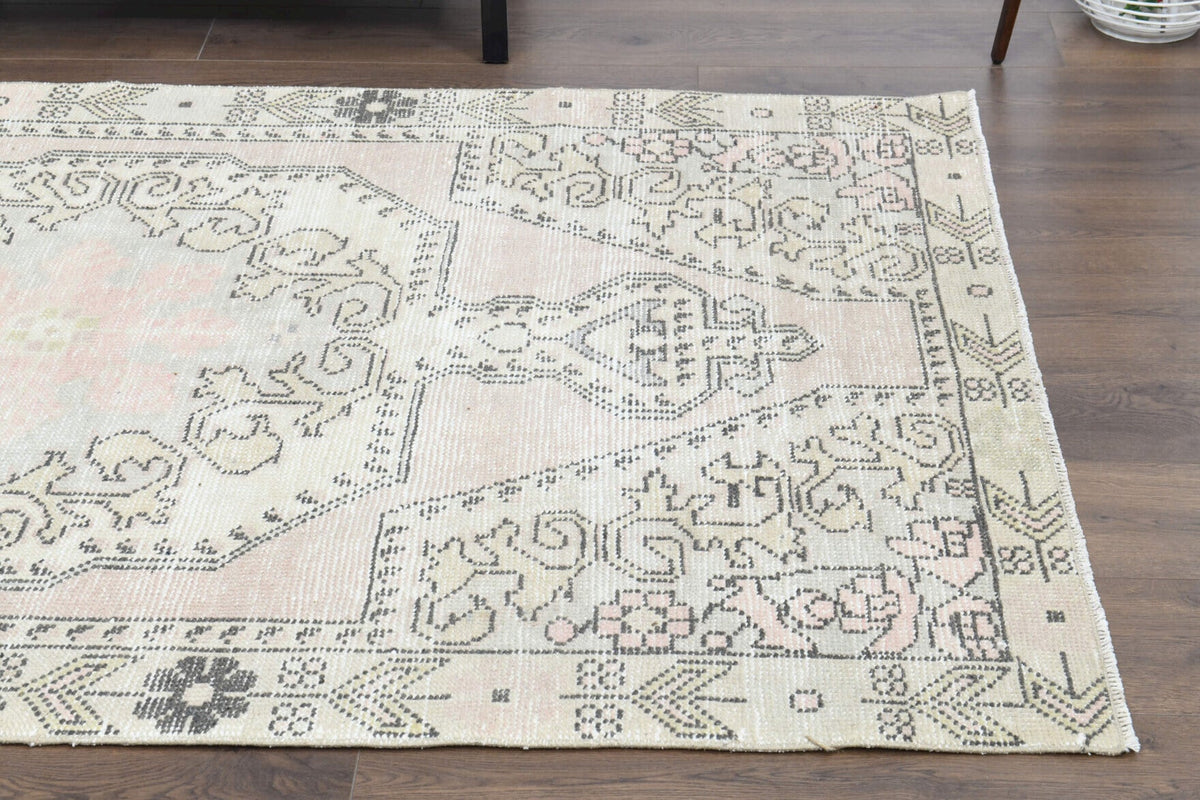 Anadolu kökenli el dokuma halı – 1970'ler üretimi, oryantal desenli