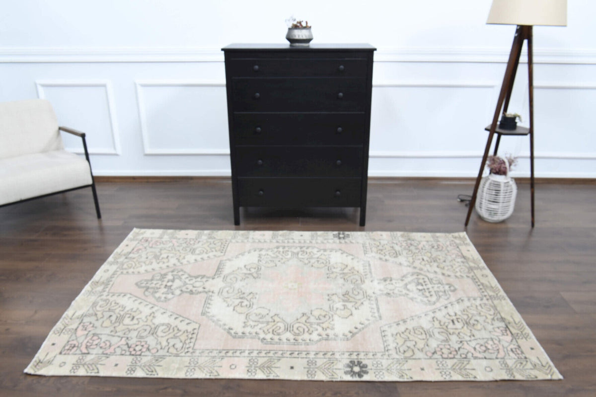 Yatak odası için oryantal desenli el dokuma vintage halı – 130x211 cm