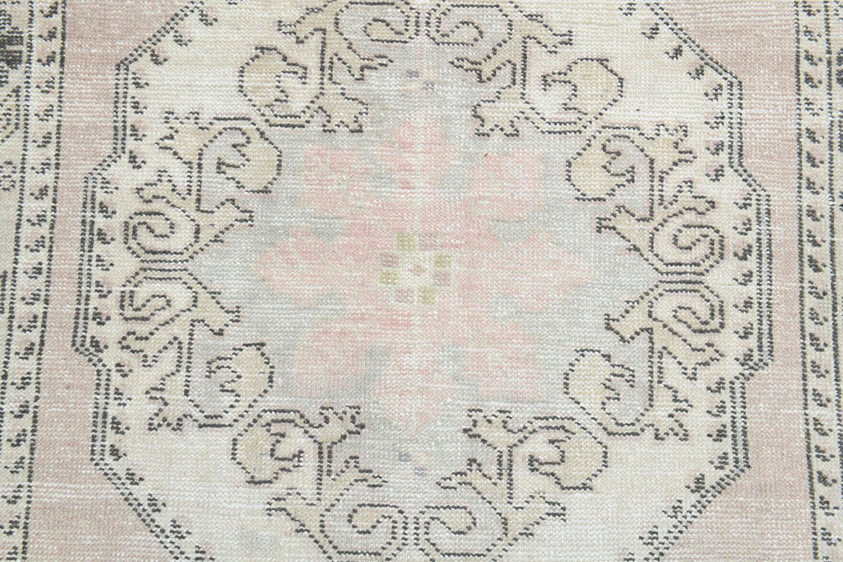 Vintage halı 130x211 cm – beyaz oryantal desenli, el dokuma