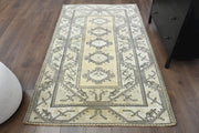 1970'lerden Anadolu kökenli tribal desenli el dokuma vintage halı, 117x200 cm
