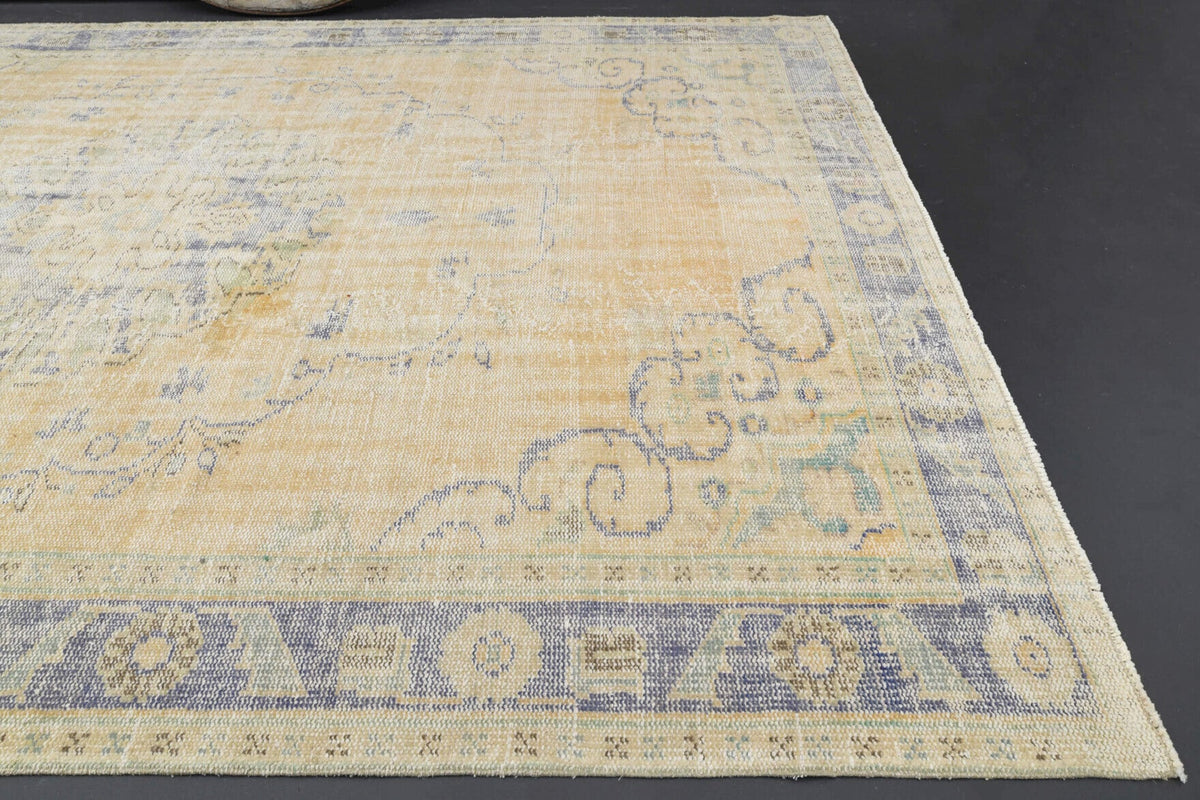 Vintage halı 209x317 cm – bej, turuncu ve gri oryantal desenli, el dokuma