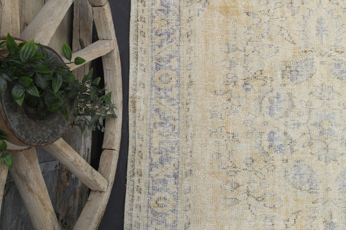 Pera Halı tek parça koleksiyonu: oryantal desenli el dokuma vintage halı, bej ve turuncu