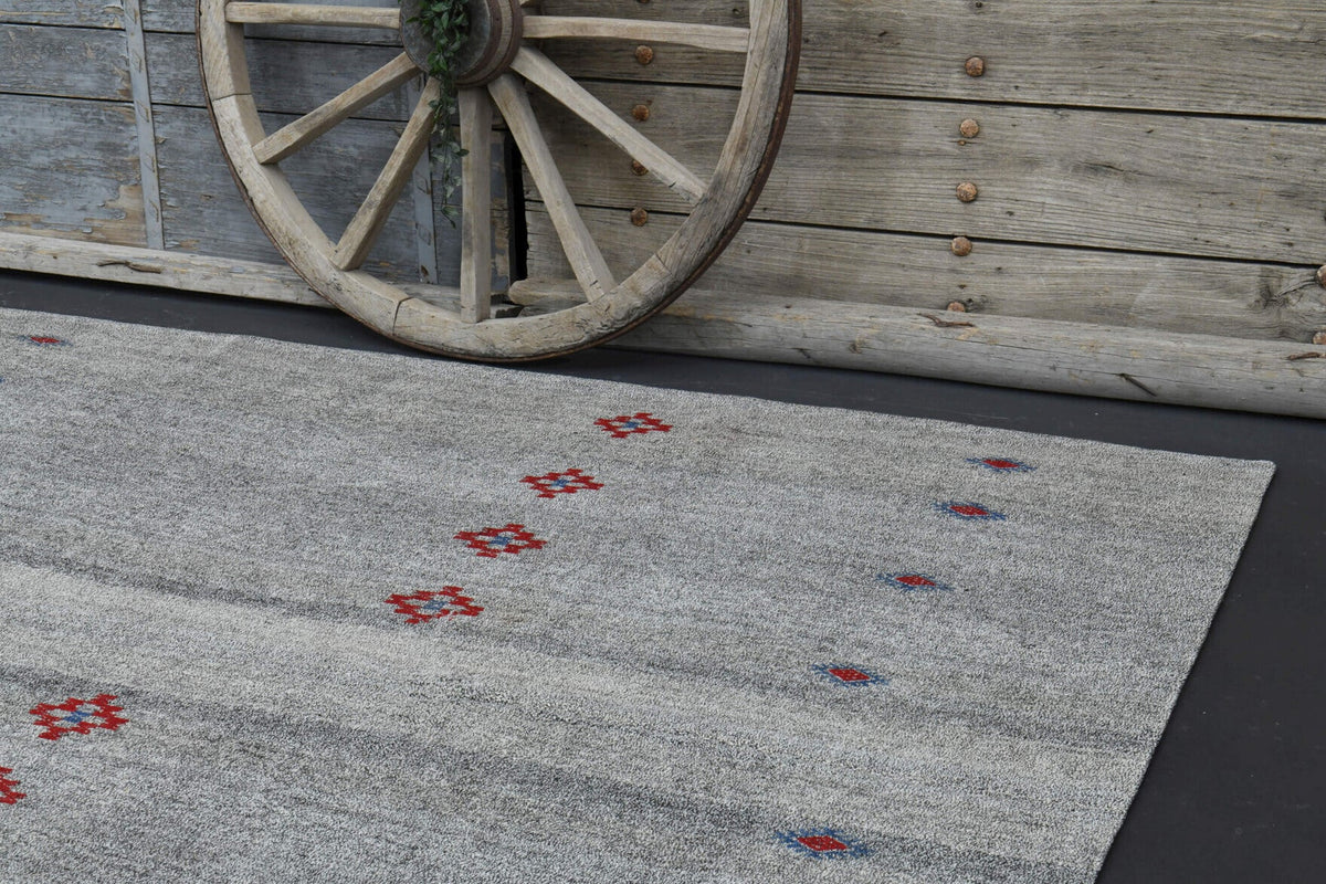 Pera Halı tek parça koleksiyonu: puantiyeli el dokuma vintage kilim, gri