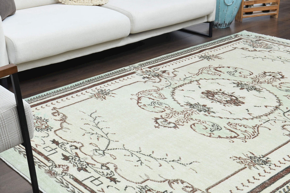 El yapımı vintage halı 170x272 cm oryantal desenli yün - mekan görünümü