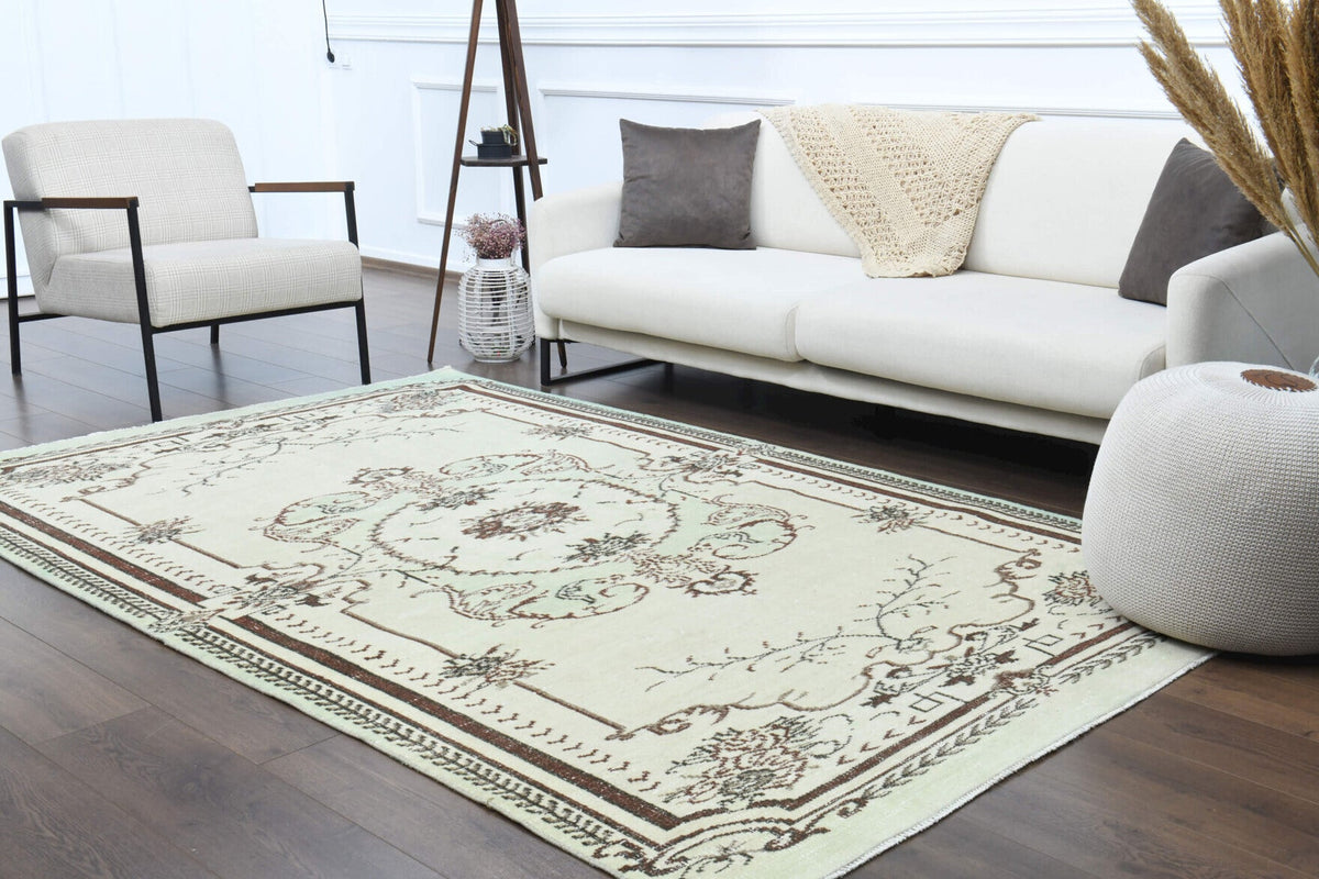 El yapımı vintage halı 170x272 cm oryantal desenli yün - ışık altında renk detayı