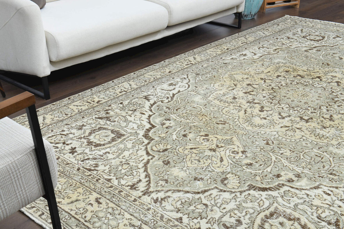 Vintage halı 204x327 cm – bej, beyaz ve gri oryantal desenli, el dokuma