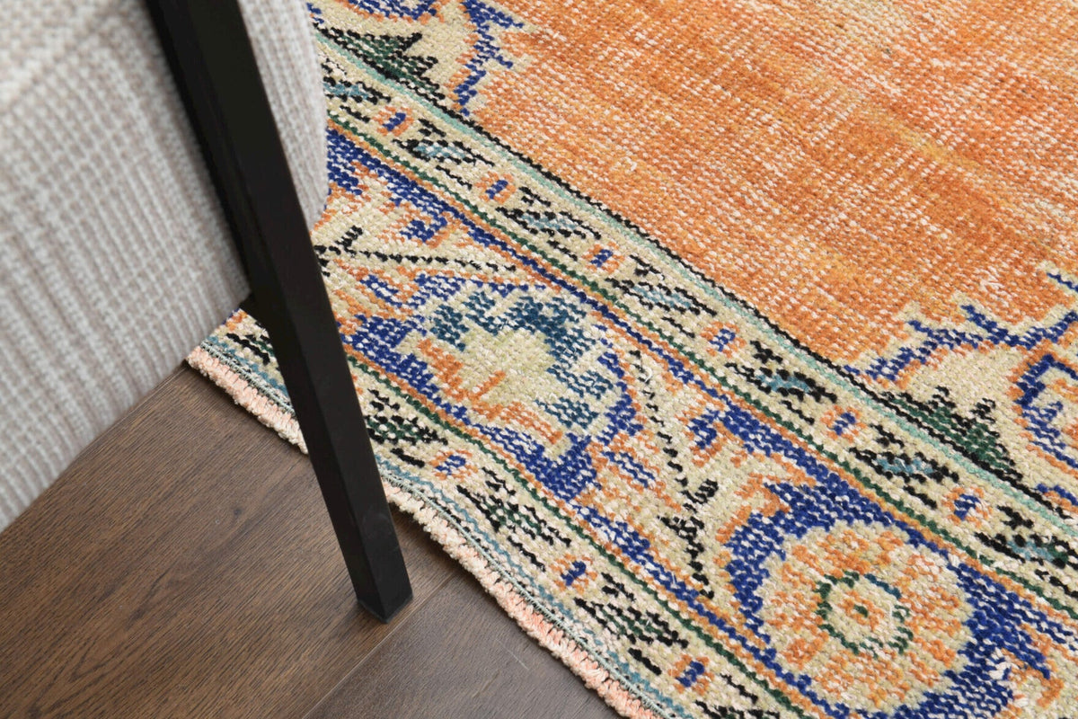 El yapımı vintage halı 152x244 cm oryantal desenli yün - mekan görünümü