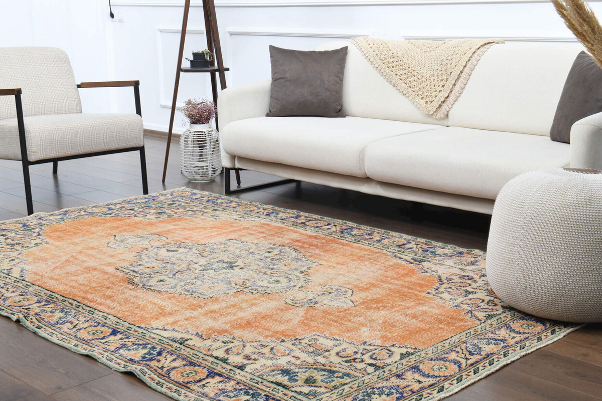 El yapımı vintage halı 152x244 cm oryantal desenli yün - ışık altında renk detayı