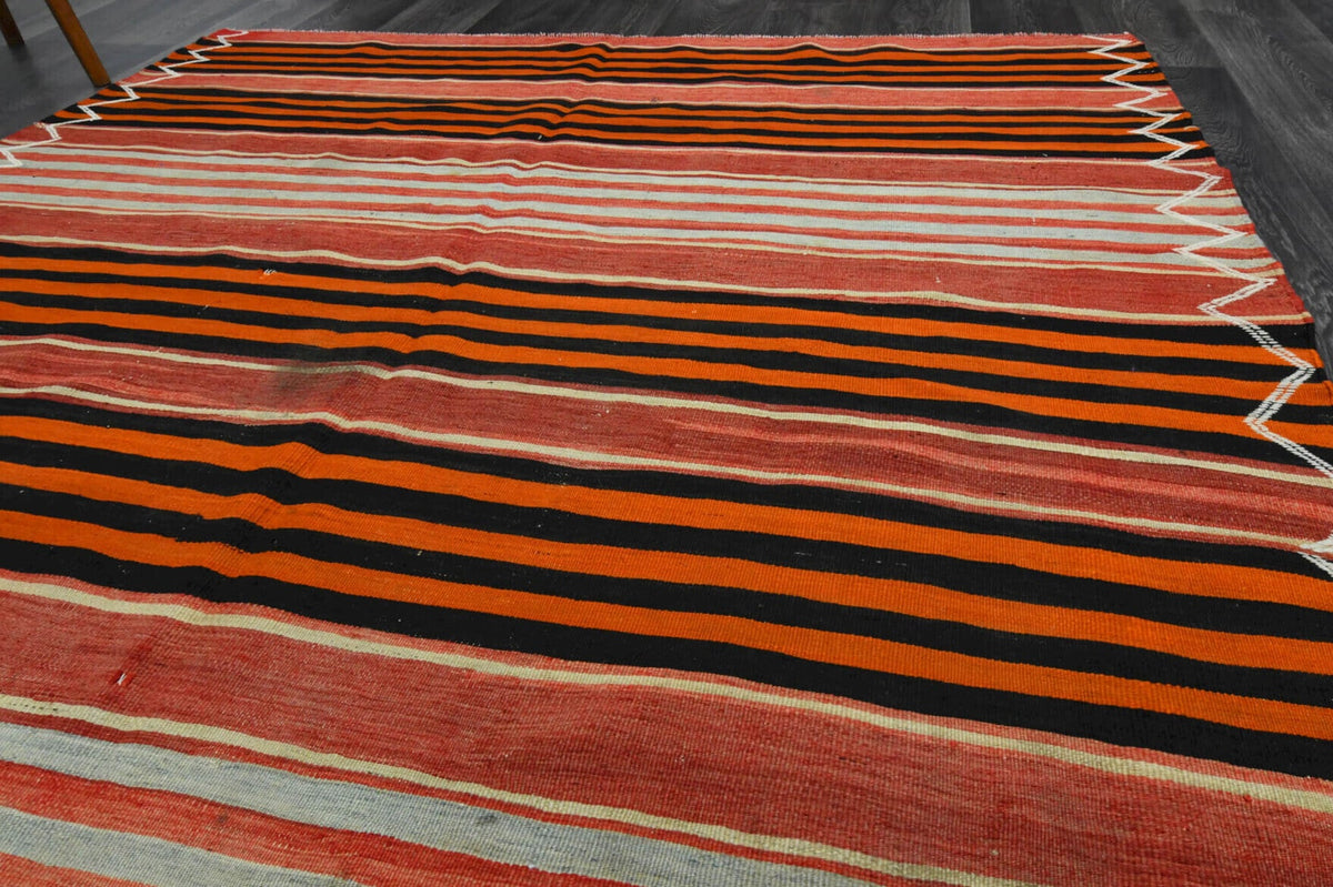 Anadolu kökenli el dokuma kilim – 1960'lar üretimi, çizgili