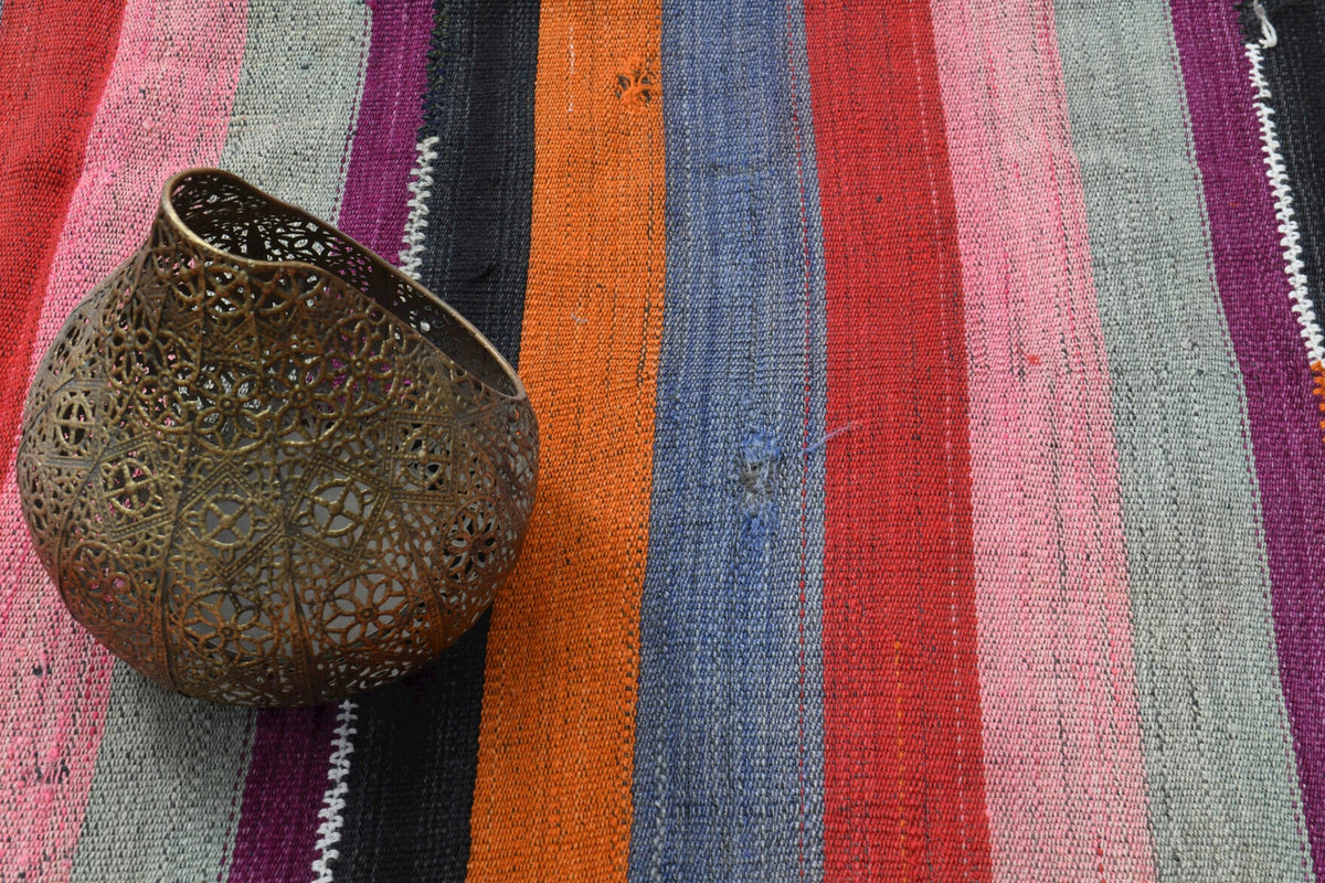Pera Halı tek parça koleksiyonu: çizgili el dokuma vintage kilim, pembe, turuncu ve kırmızı