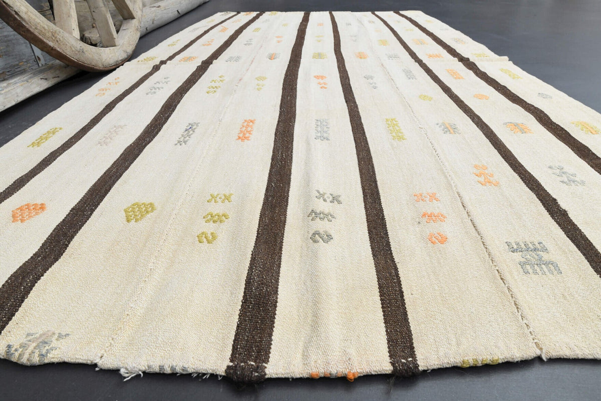 Çizgili el dokuma vintage kilim – beyaz, bej ve kahverengi tonlarda yün dokuma