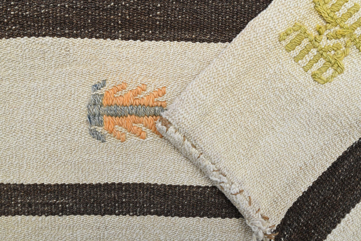 Pera Halı tek parça koleksiyonu: çizgili el dokuma vintage kilim, beyaz, bej ve kahverengi